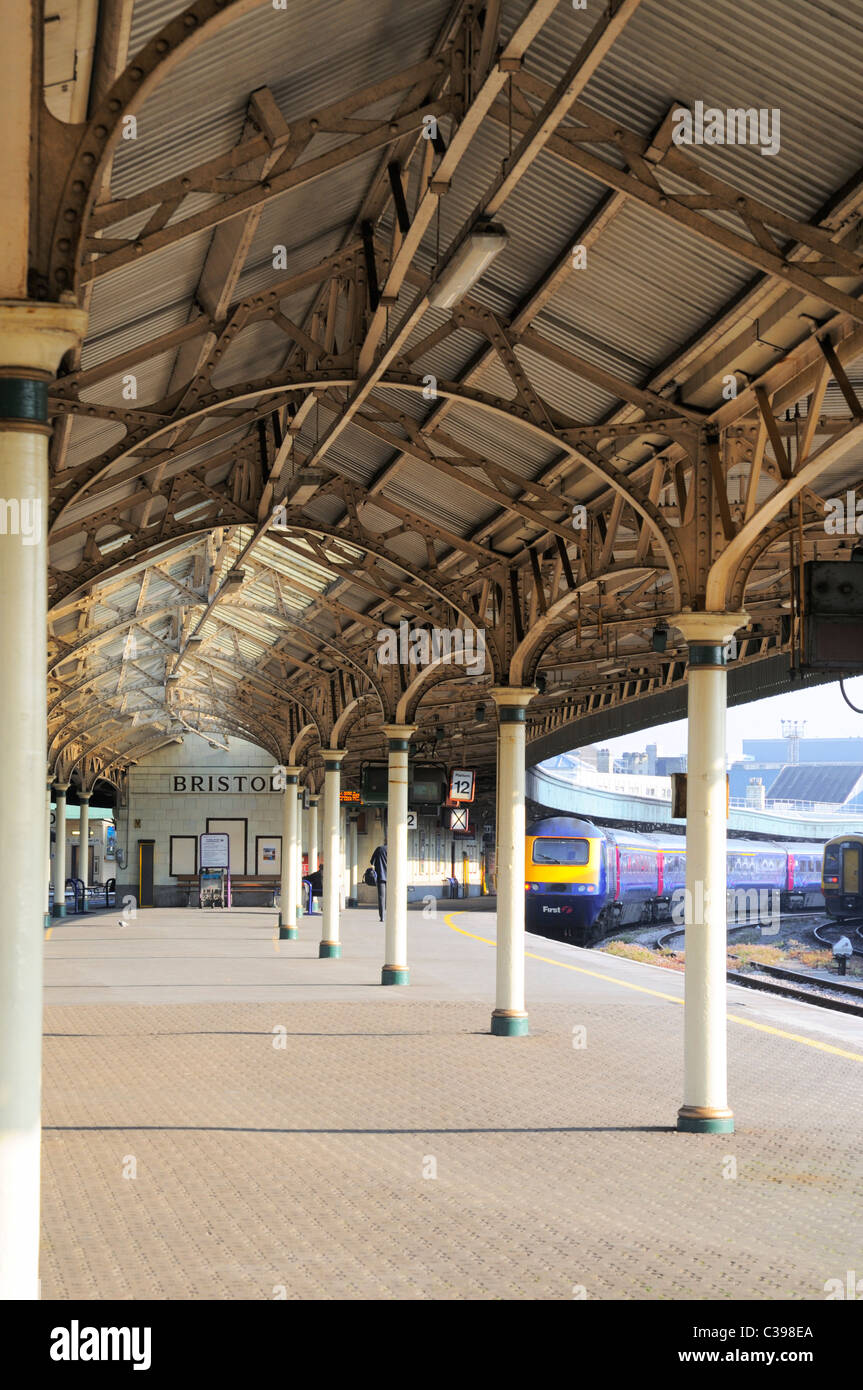 Résidence typique de la région sud-ouest de la station de chemin de fer avec un auvent avec un train de la TVH en attente à une plate-forme à Bristol Temple Meads. Banque D'Images