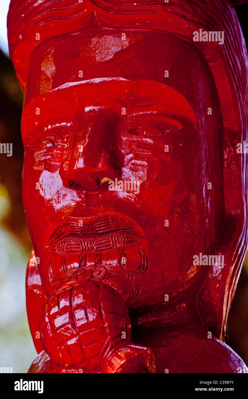 Une sculpture sur bois Maori rouge Banque D'Images