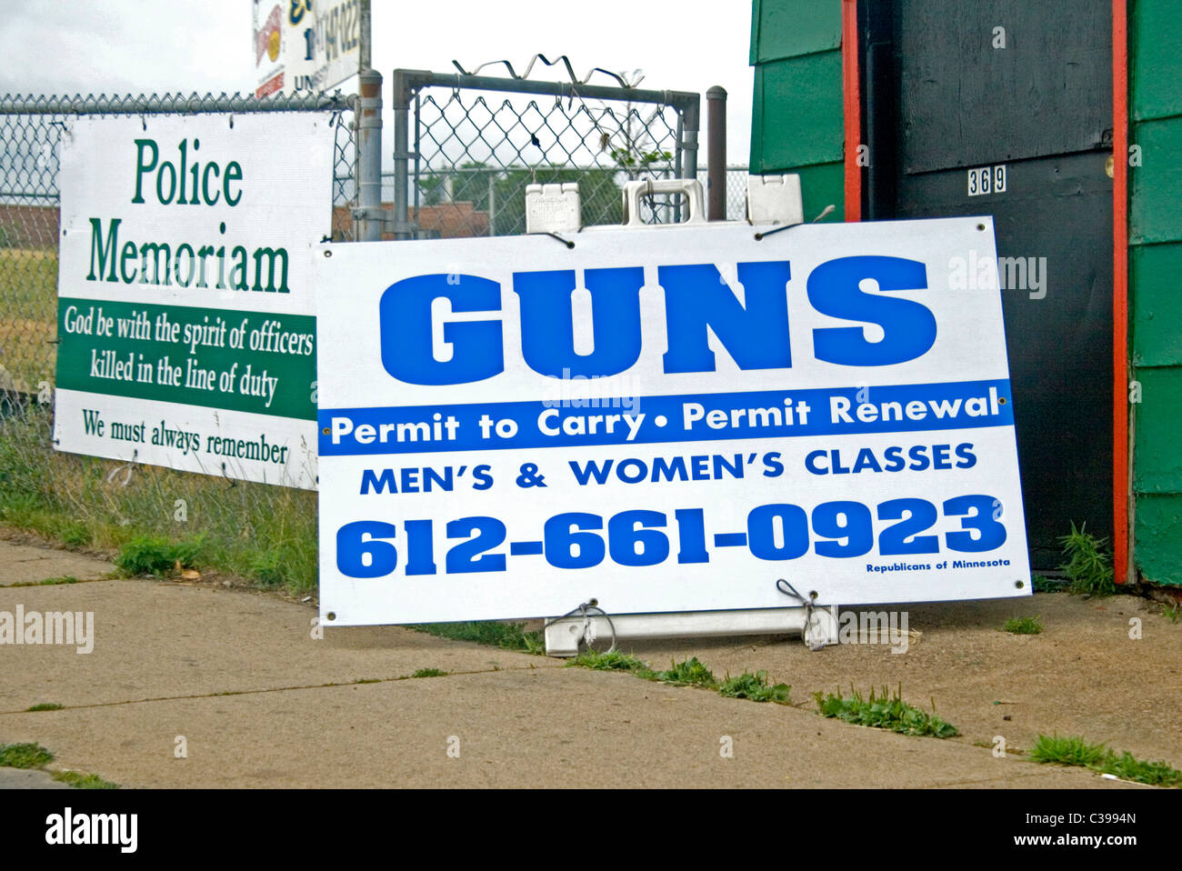 Les panneaux pour In Memoriam la police et les classes de permis de porter des armes. St Paul Minnesota MN USA Banque D'Images