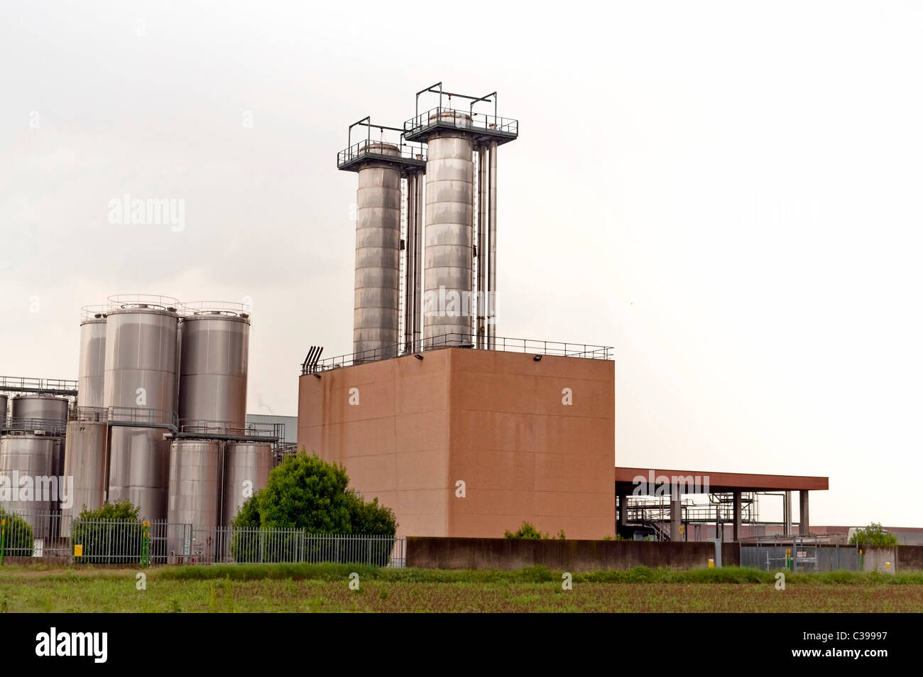 L'industrie moderne complexe laitier avec silos sur fond blanc Banque D'Images