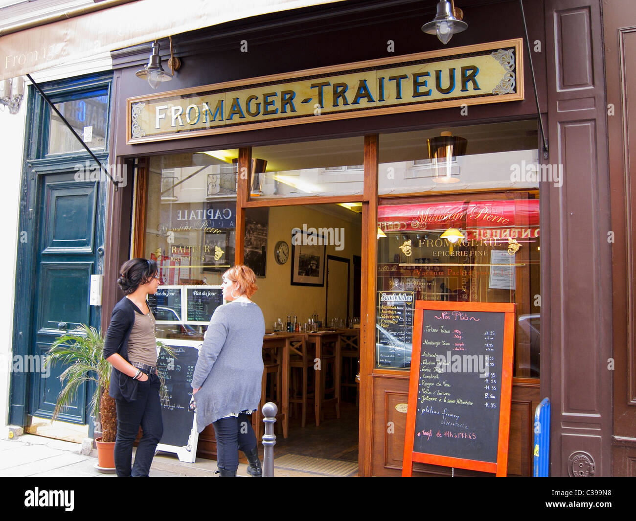 Paris, France, femmes parlant à l'extérieur du magasin de fromages français, Fromagerie, Bistro Restaurant, avant boutique d'époque Banque D'Images