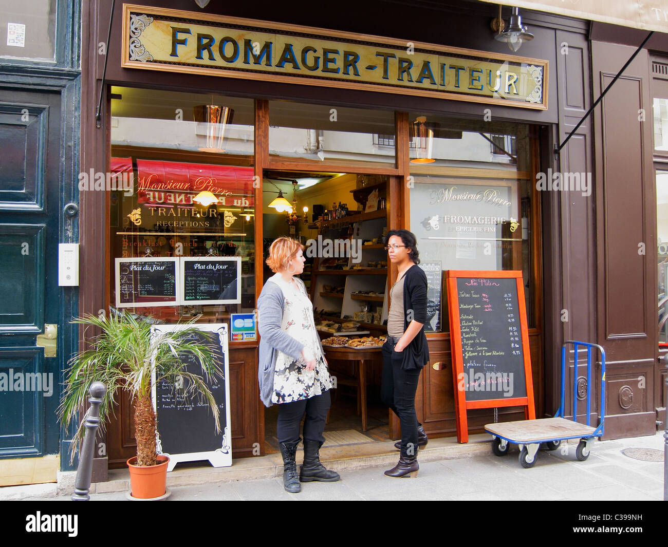 Paris, France, Women Talking Outside French Cheese Store, Fromagerie Bistro Restaurant, dans le quartier des Halles, Shop Front paris Banque D'Images