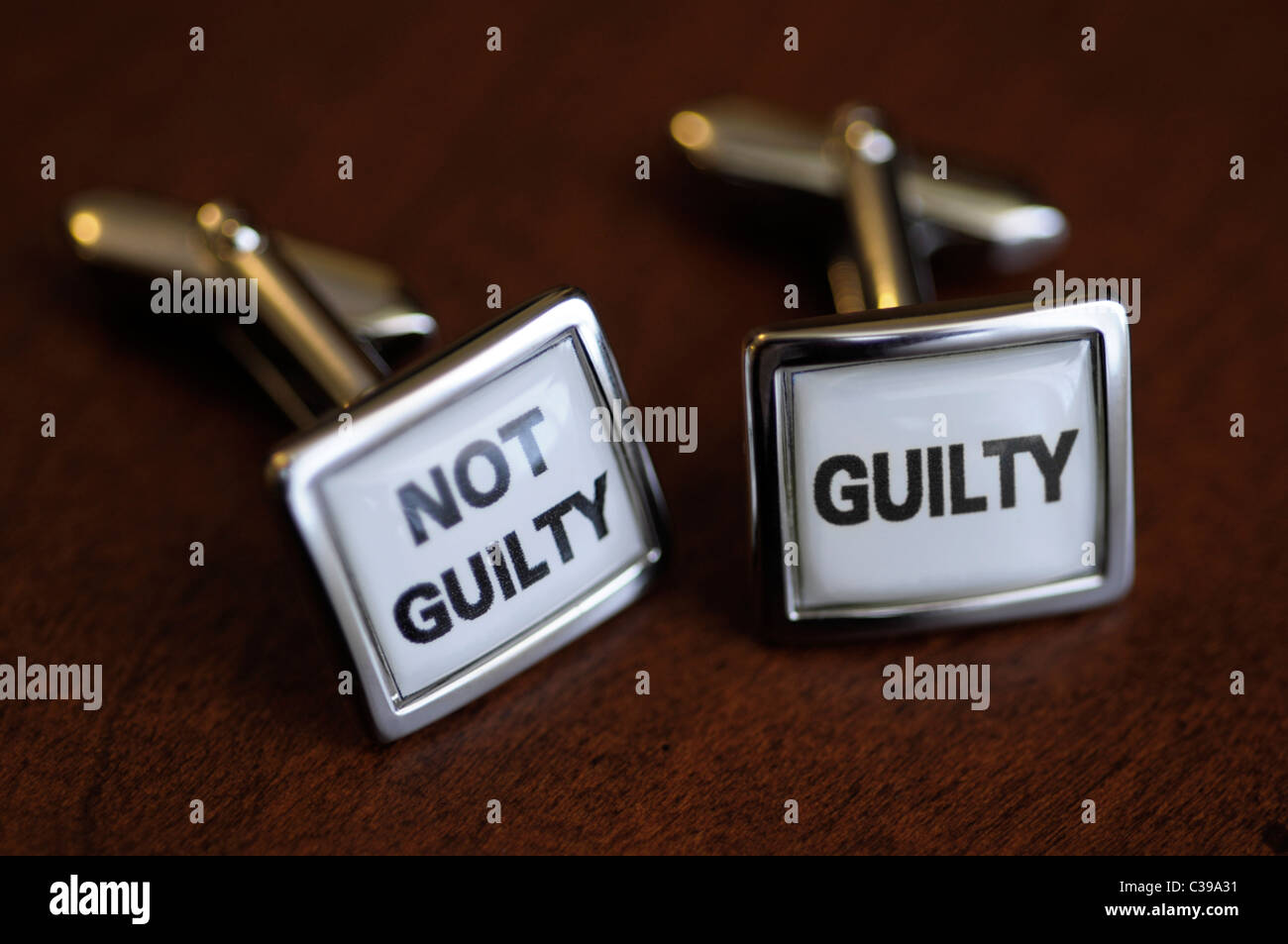 Coupable, non coupable, boutons de manchette Banque D'Images