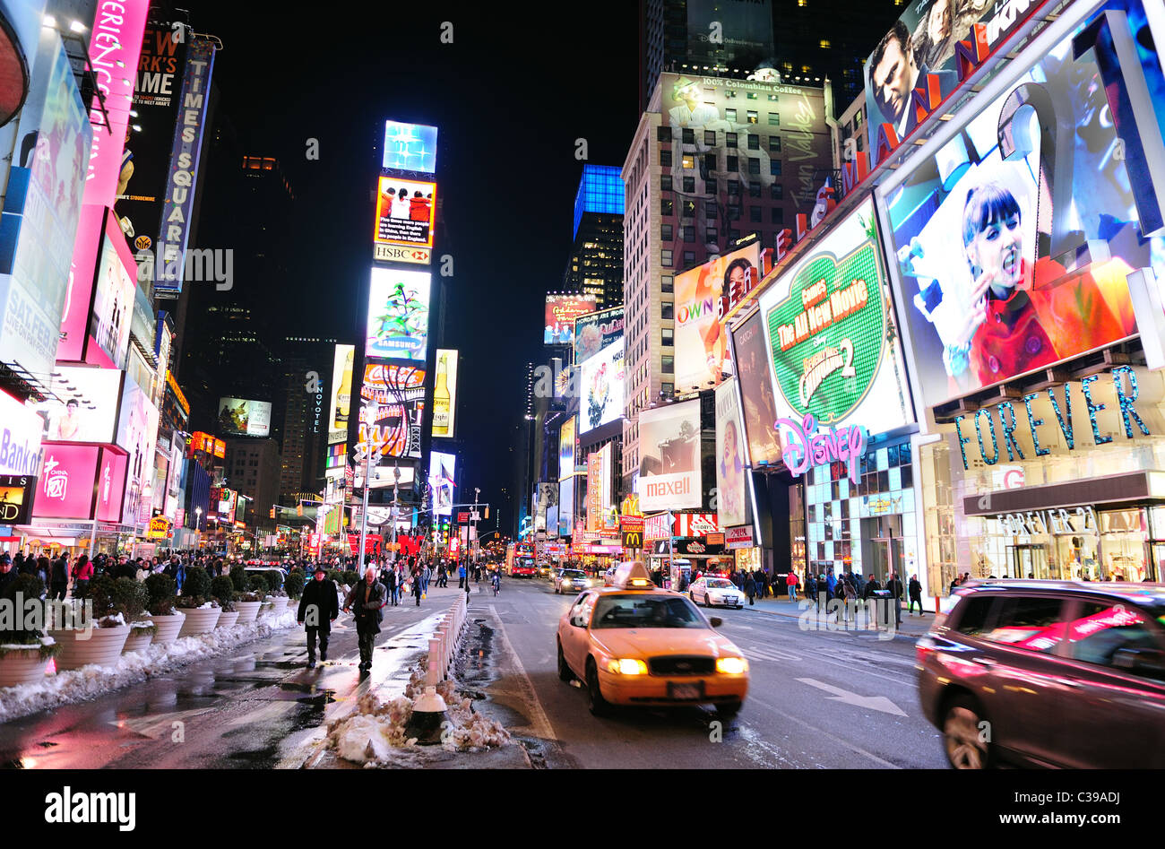 Times Square de nuit vue sur rue avec trafic occupé à Manhattan, New York City. Banque D'Images