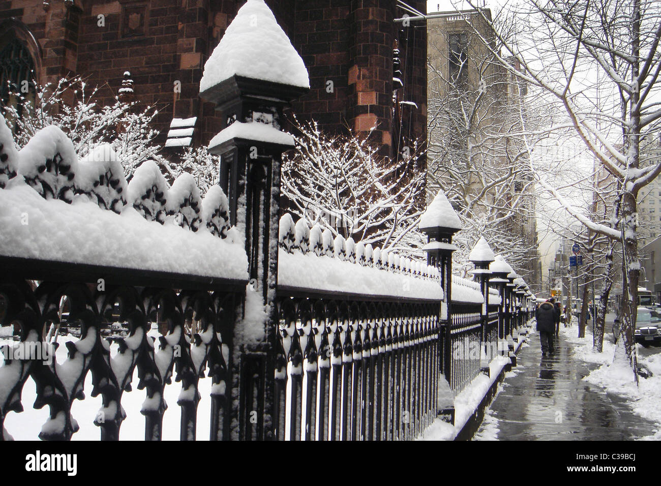 Clôture de fer couvertes de neige sur le côté de la ville de New York à pied Banque D'Images