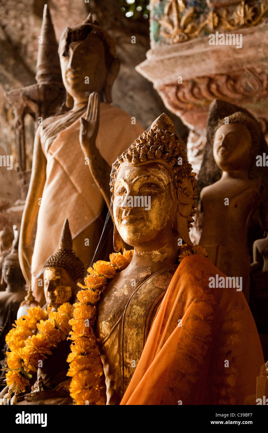 Buddha statues bouddhistes de caverne sur le Mékong, près de Luang Prabang au Laos Banque D'Images