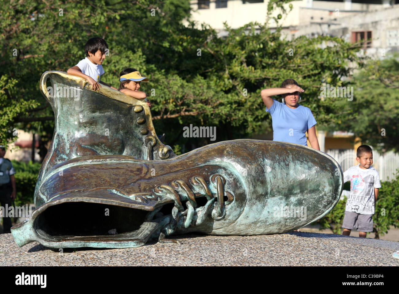 Les personnes qui se font passer au Monumento a las botas Viejas (monument  de la vieilles bottes) à Carthagène, Bolivar, Colombie, Amérique du Sud  Photo Stock - Alamy