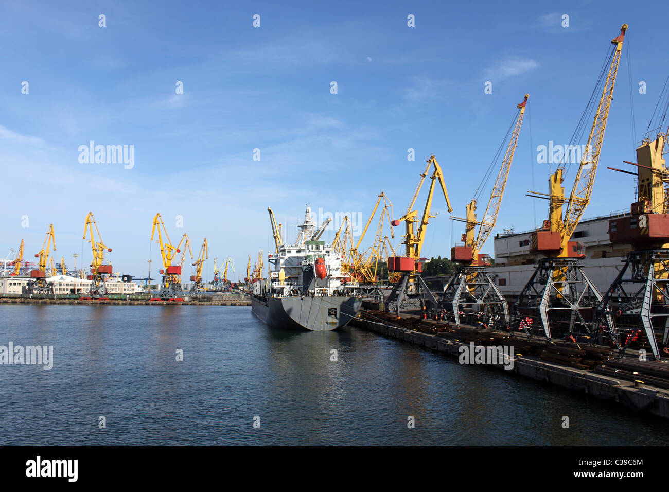 Port maritime de fret, Odessa, Ukraine Banque D'Images