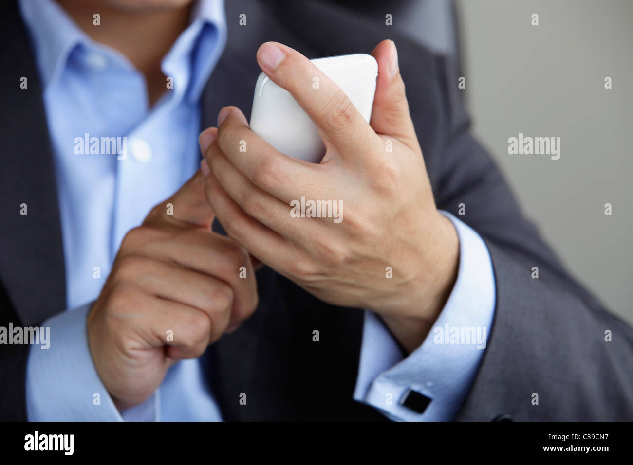 Close up of man à l'aide de téléphone à écran tactile Banque D'Images