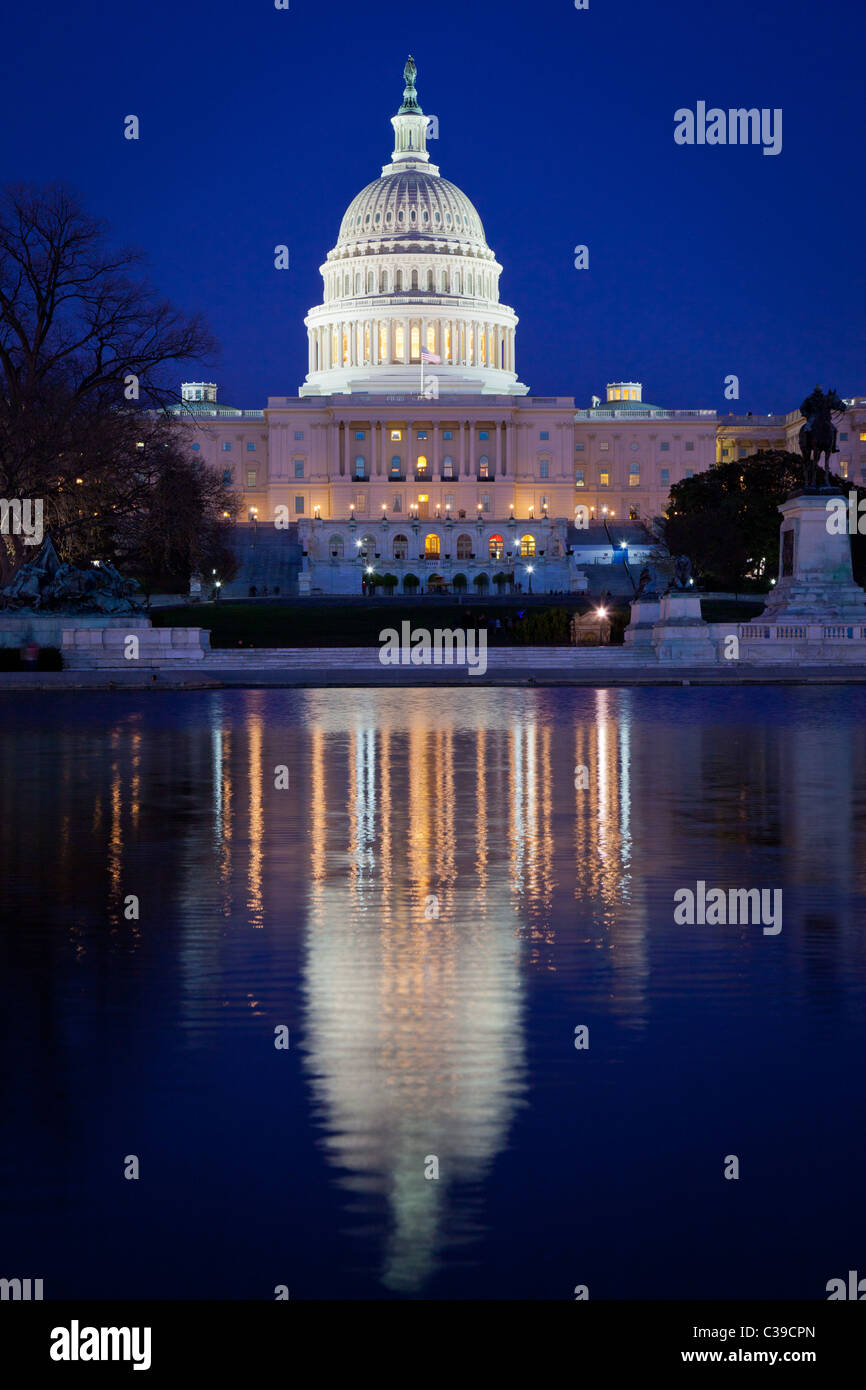 Le United States Capitol à la fin de la National Mall à Washington, DC, reflétée dans le capitole Reflecting Pool Banque D'Images