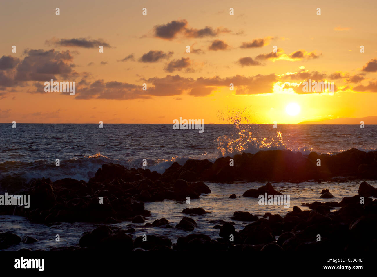Coucher du soleil à Kaupoa Beach sur l'extrémité ouest de l'île de Molokai, à Hawaï. Banque D'Images