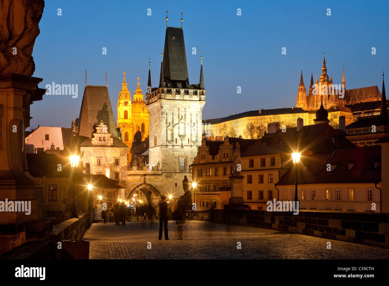 République Tchèque Prague - Le pont Charles et l'église St Nicolas au crépuscule. Banque D'Images