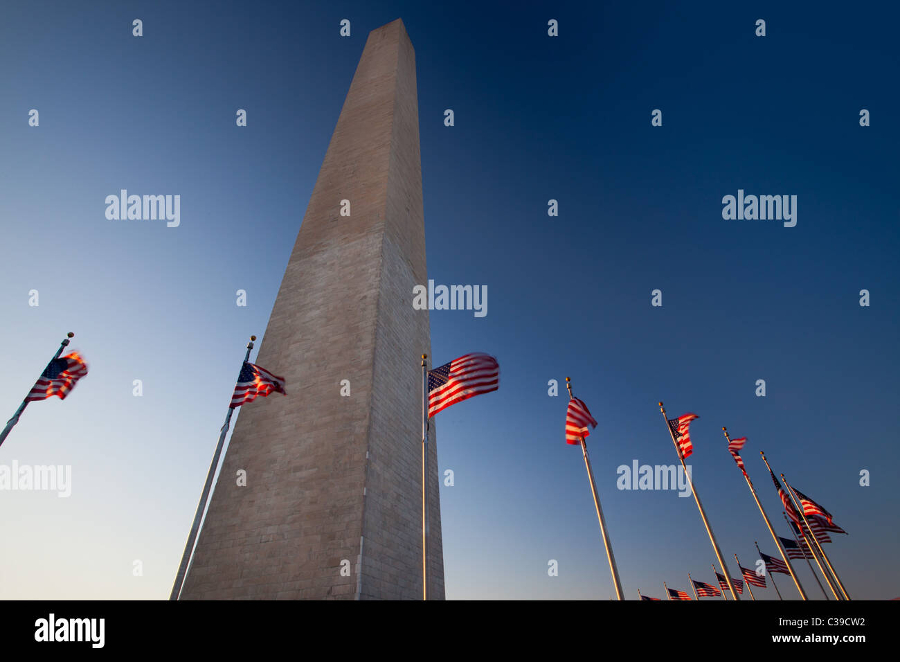 Le Washington Monument au National Mall à Washington, DC entouré par des drapeaux américains Banque D'Images