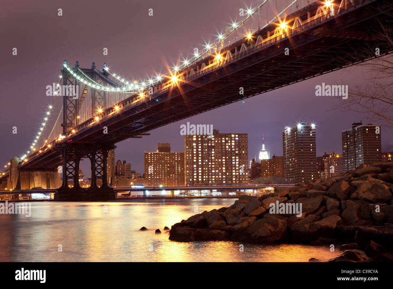 Pont de Manhattan à New York City, vu ici à nuit Banque D'Images