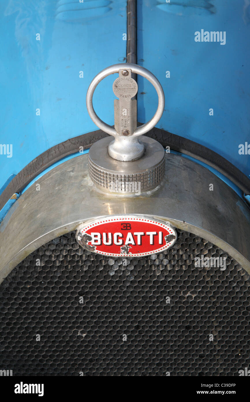 Voiture Bugatti insigne sur grill Banque D'Images