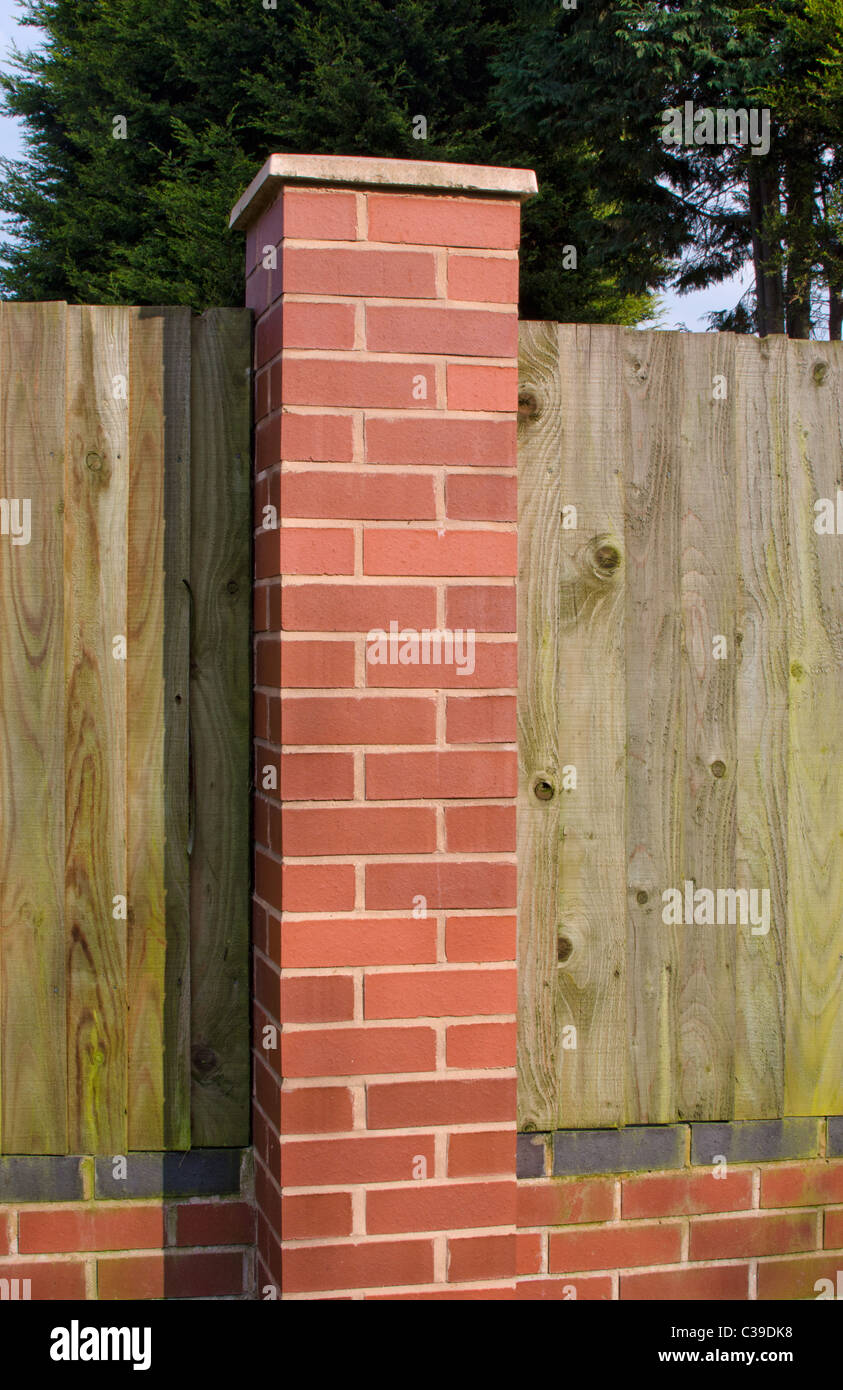 Maçonnerie bond civière pier, partie d'une clôture panneau jardin Banque D'Images