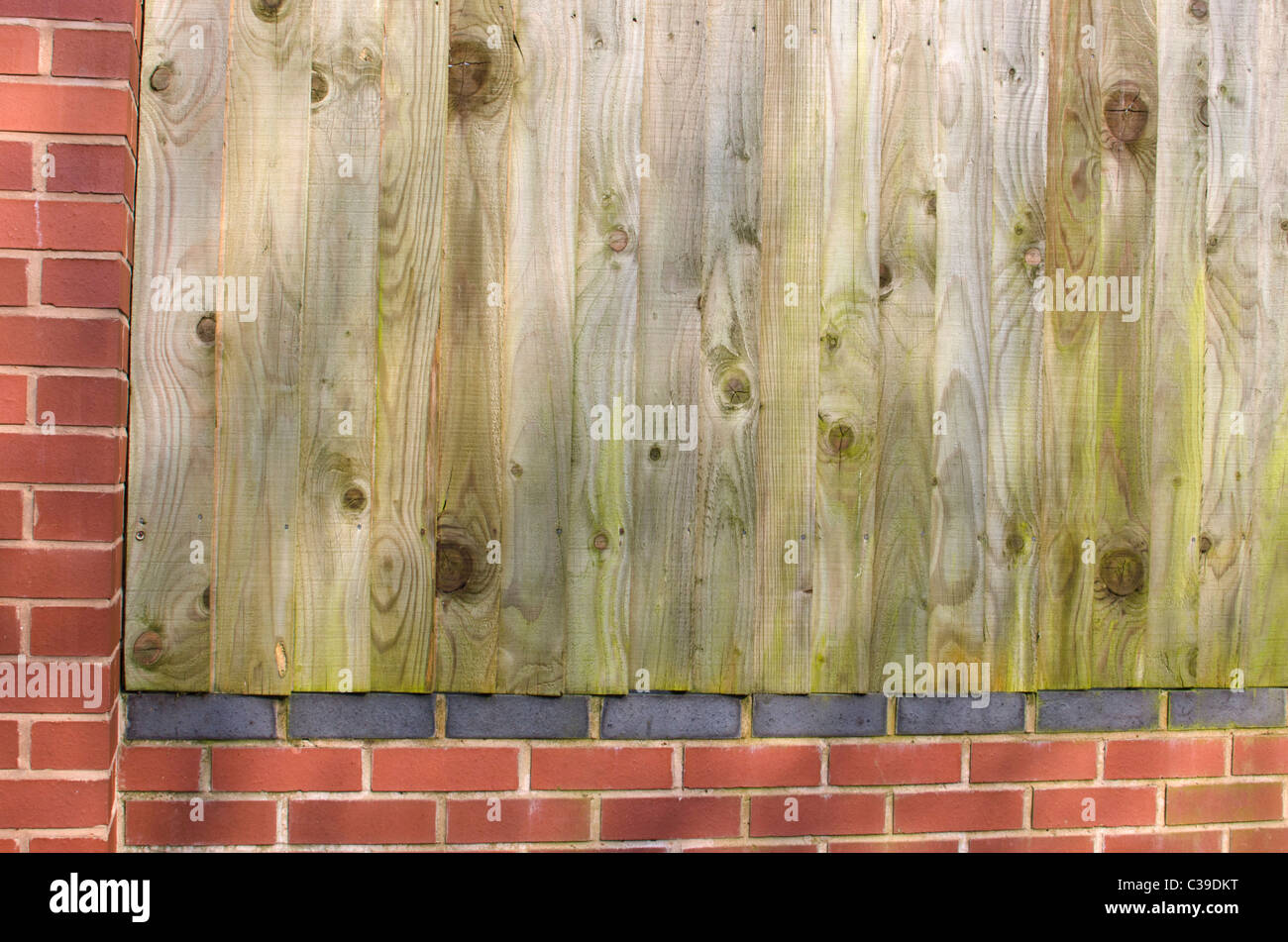 Jardin clôture de civière bond maçonnerie et bois de pointe en plumes Banque D'Images