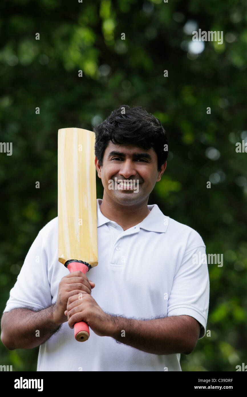 Indian man holding cricket Banque D'Images