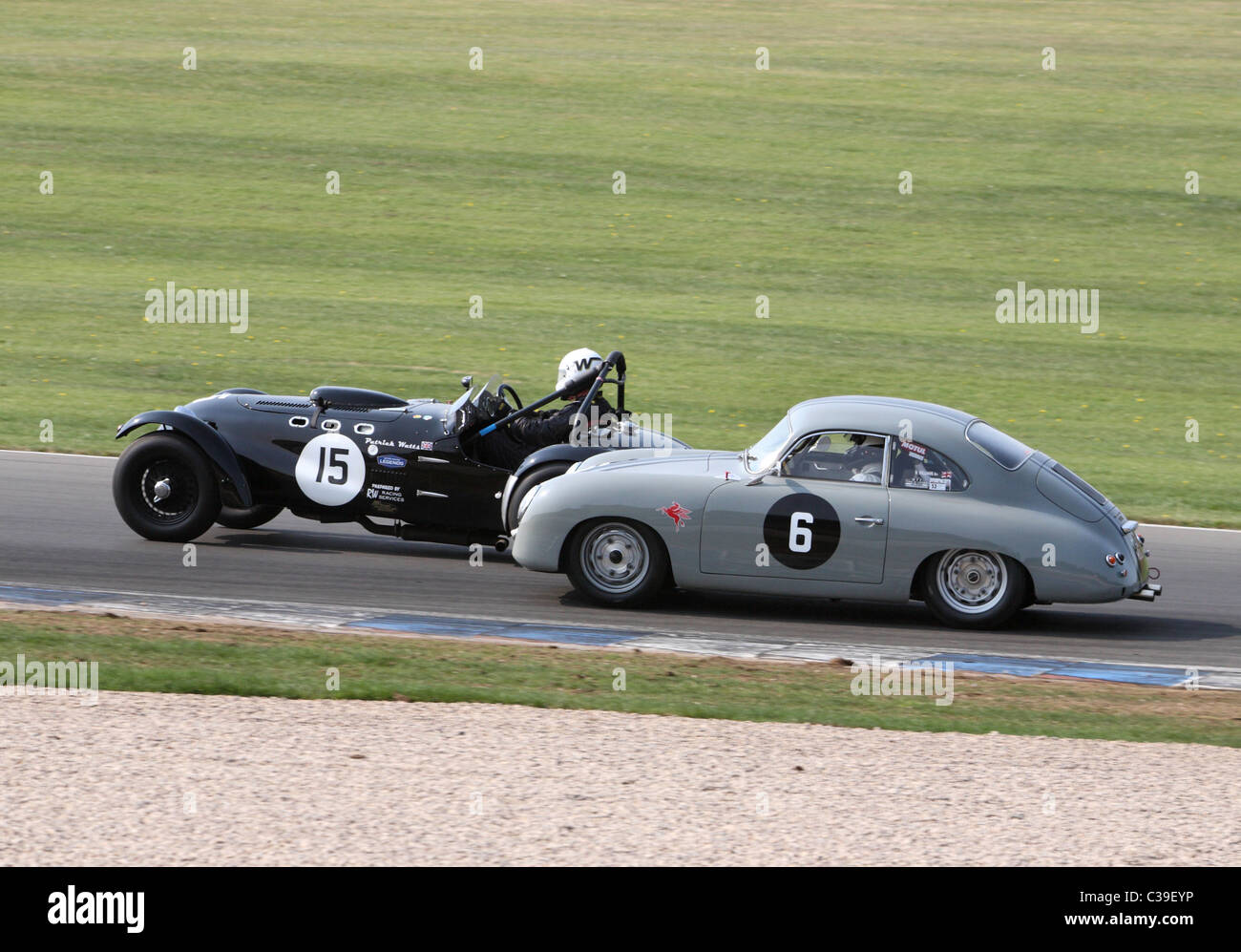 Patrick Walsh conduisant l'Allard J2 à Donington Festival Historique, menant la Porsche Banque D'Images