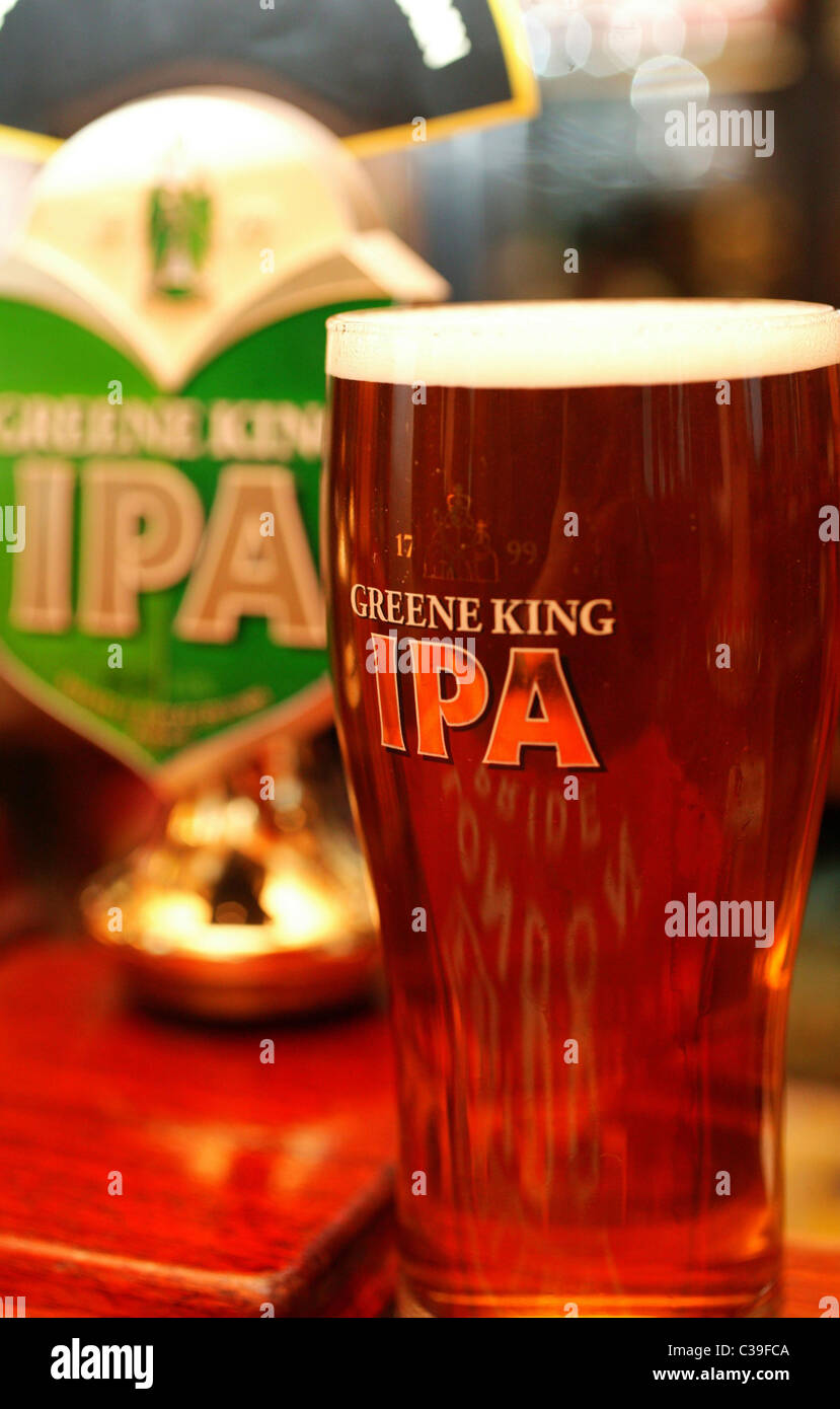 L'image montre une pinte de Greene King IPA d'être servi dans un pub de Londres. Banque D'Images