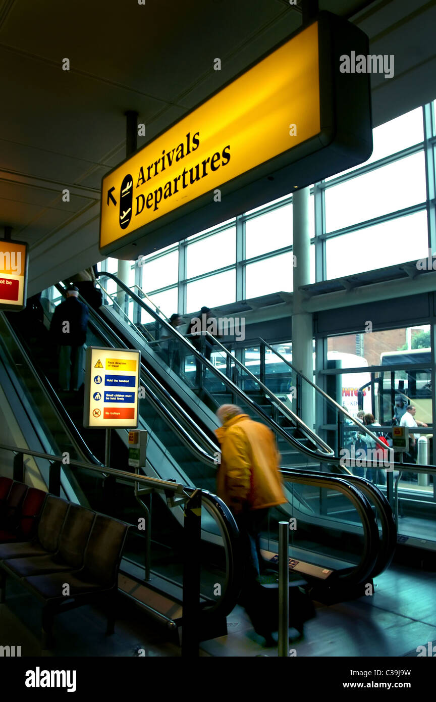 L'image montre les passagers à l'aéroport d'Heathrow est la borne 2. Banque D'Images