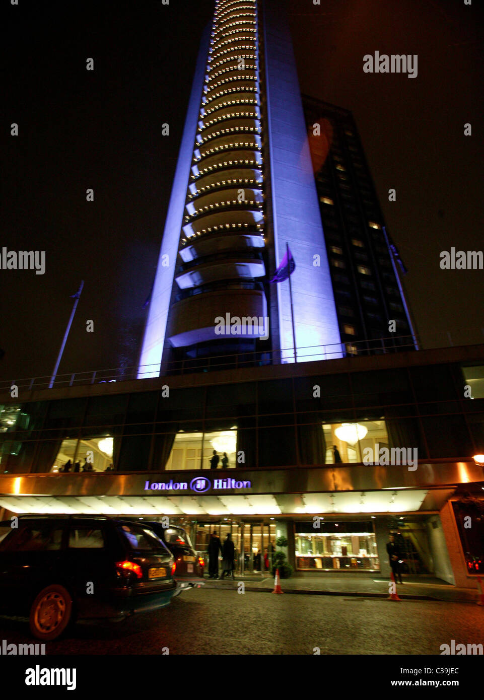 Le London Hilton on Park Lane, que l'on voit la nuit. Banque D'Images