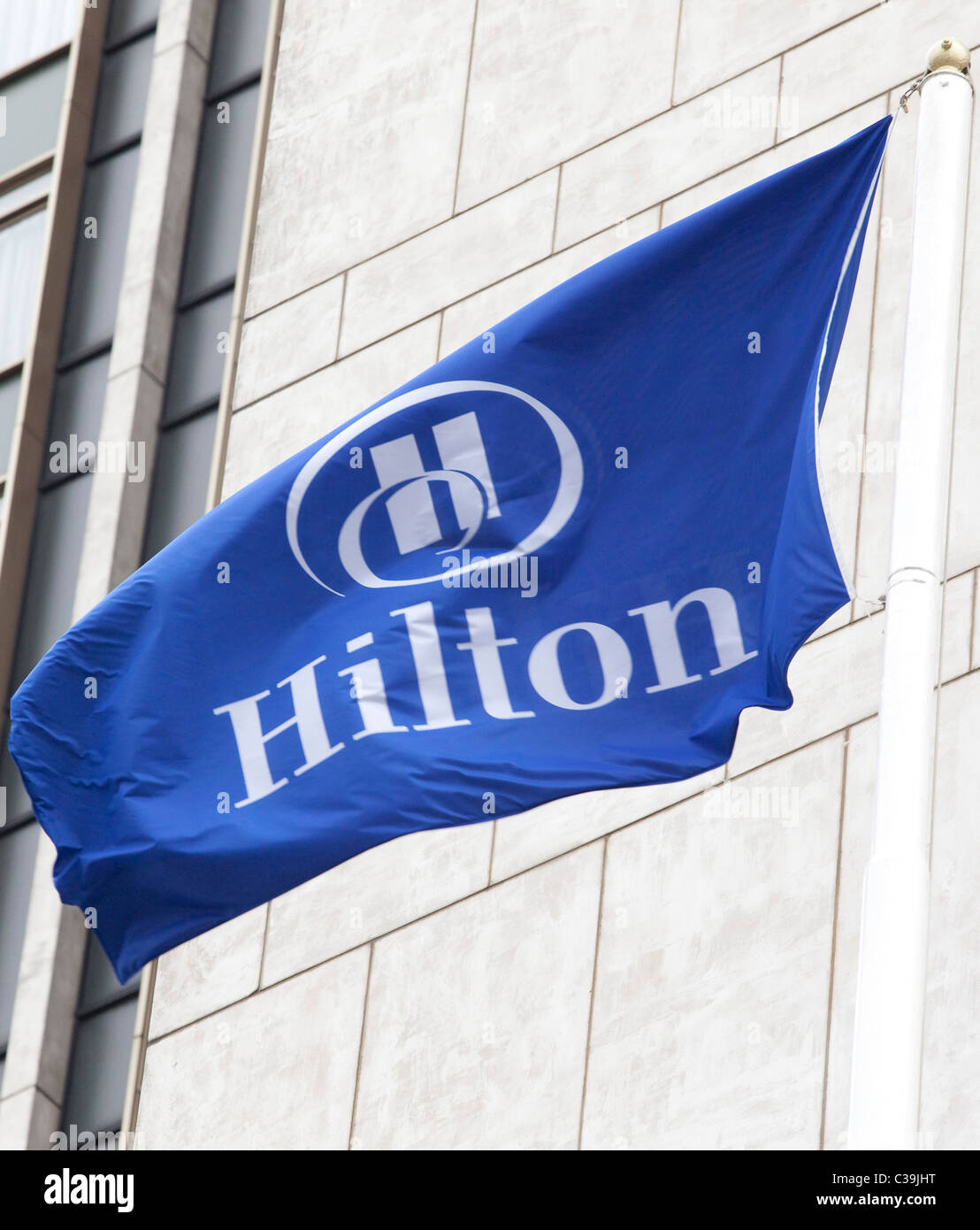 Un drapeau à l'extérieur des hôtels Hilton un hôtel à Londres. Banque D'Images