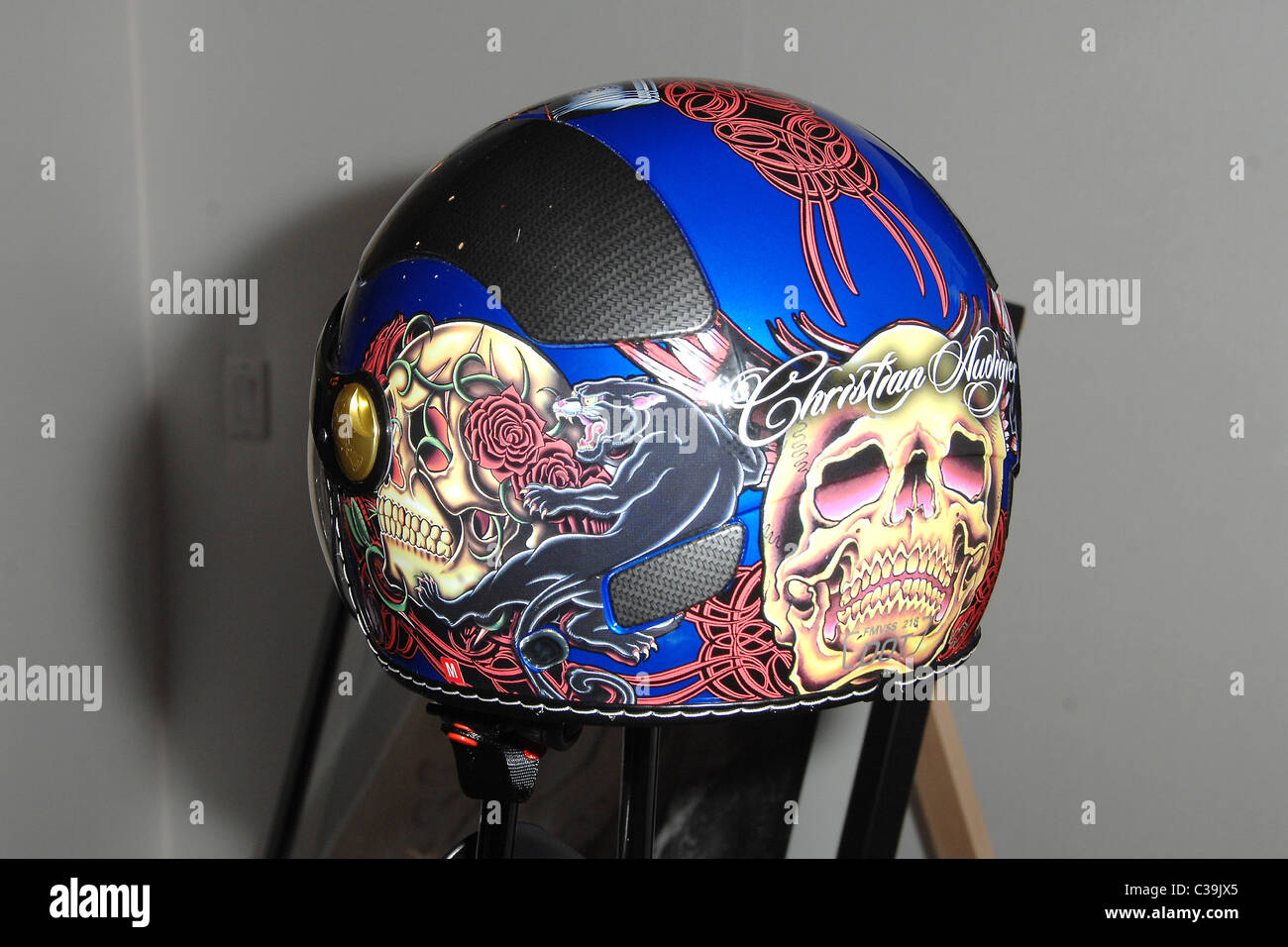 Ed Hardy Ed Hardy casque conçu designer Christian Audigier fait équipe avec  Ducati motos pour concevoir la première Ed Photo Stock - Alamy