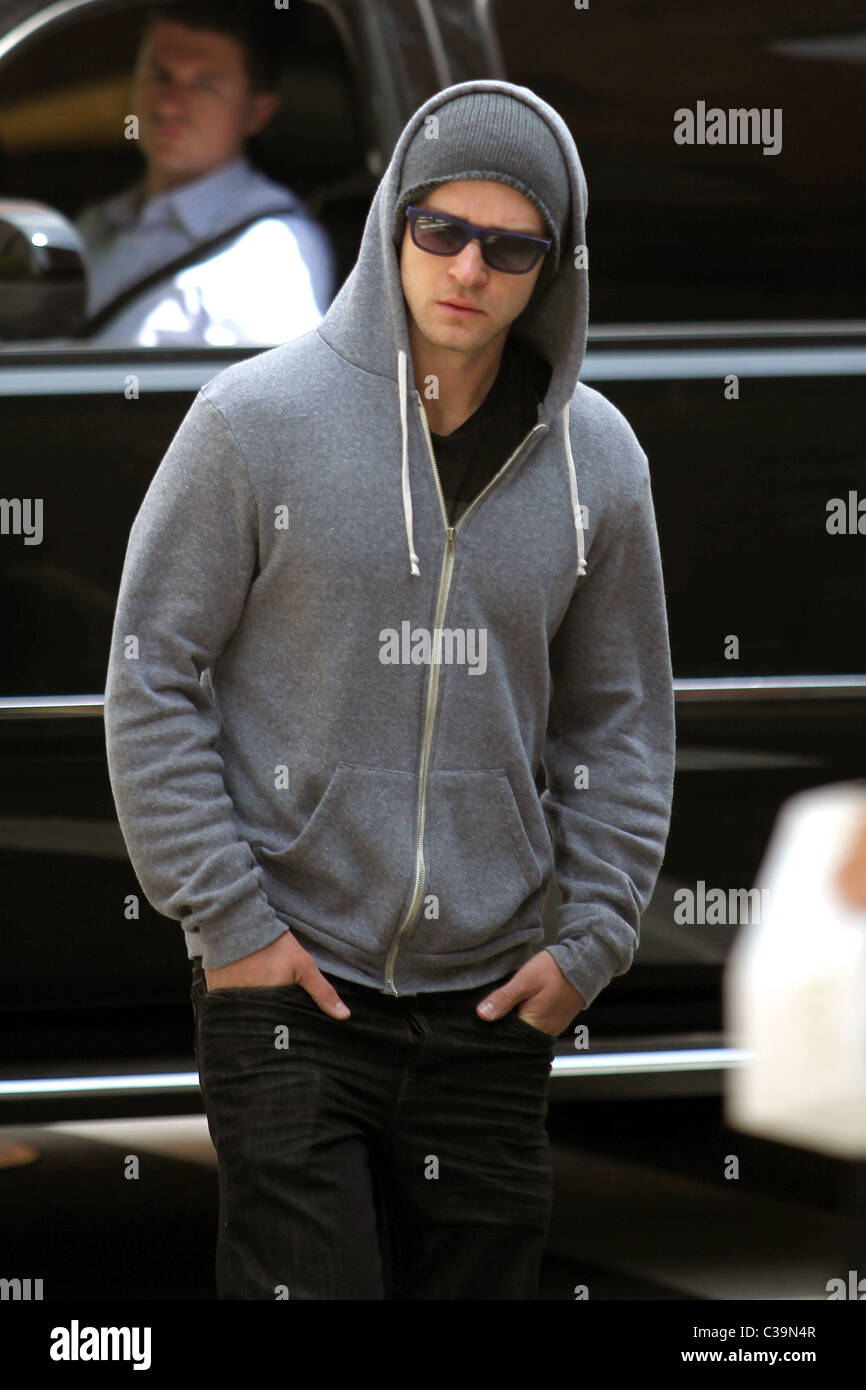 Justin Timberlake vêtu d'un sweat gris et lunettes de walking in SoHo New York City, USA - 11.05.09 Banque D'Images