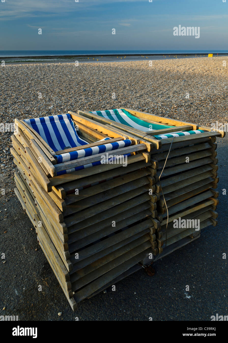 Des tas de transats verrouillé sur un matin ensoleillé, Worthing Beach, West Sussex. Banque D'Images