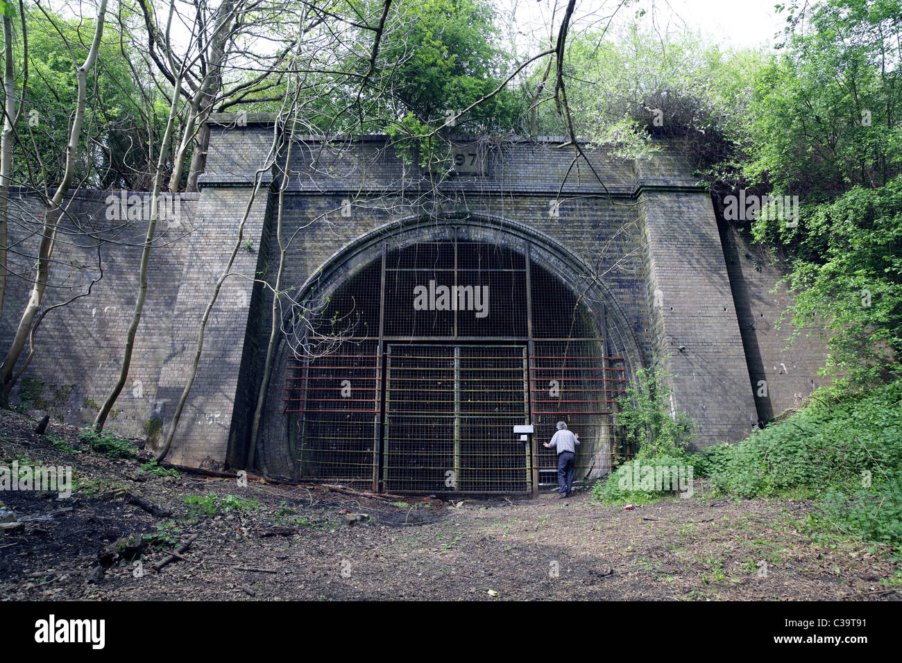 Le portail sud du tunnel Catesby fermé sur l'ancienne ligne de chemin de fer Great Central près de Daventry, Northants. Banque D'Images