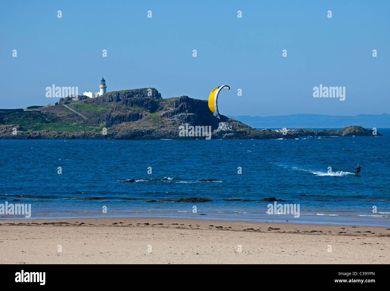 Kitesurfer, Yellowcraigs Beach, East Lothian avec Kite surfer et Fidra Island phare en arrière-plan l'Ecosse UK Banque D'Images