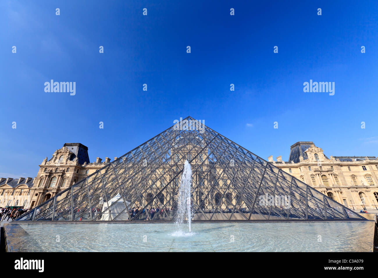 Le Musée du Louvre et de la pyramide de verre, Paris, France Banque D'Images