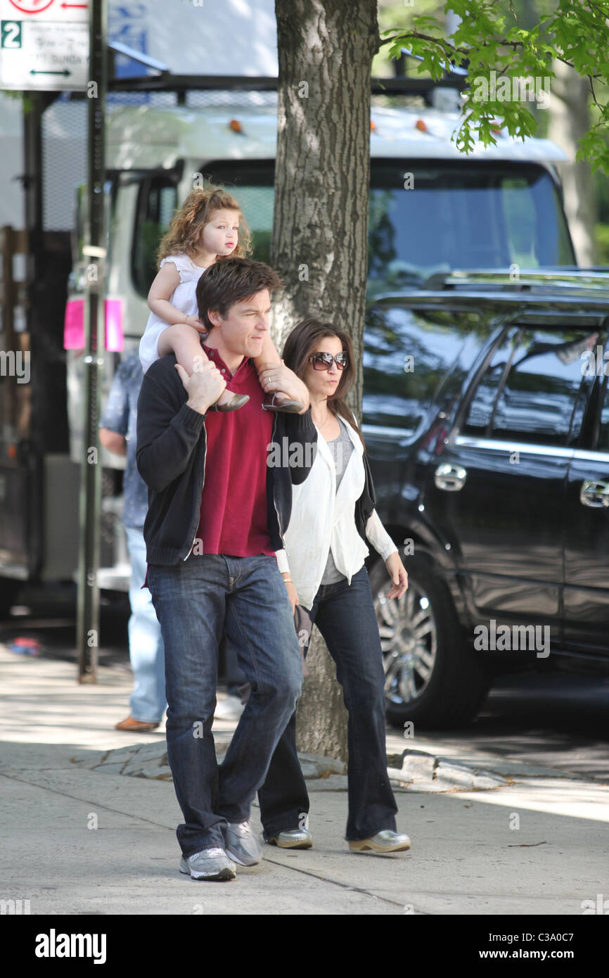 Jason Bateman porte sa fille, Francesca, sur ses épaules alors qu'il  marchait avec son épouse Amanda Anka au cours d'une pause au Photo Stock -  Alamy