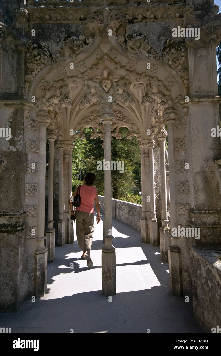 Vue à travers le belvédère sur le pont à Quinta da Regaleira Banque D'Images