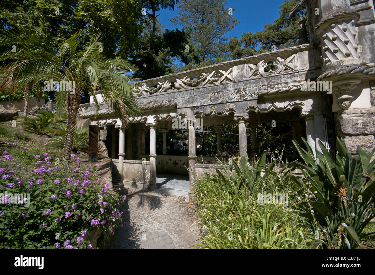 Ornate pont au-dessus de la porte inférieure du Quinta da Regaleira Banque D'Images