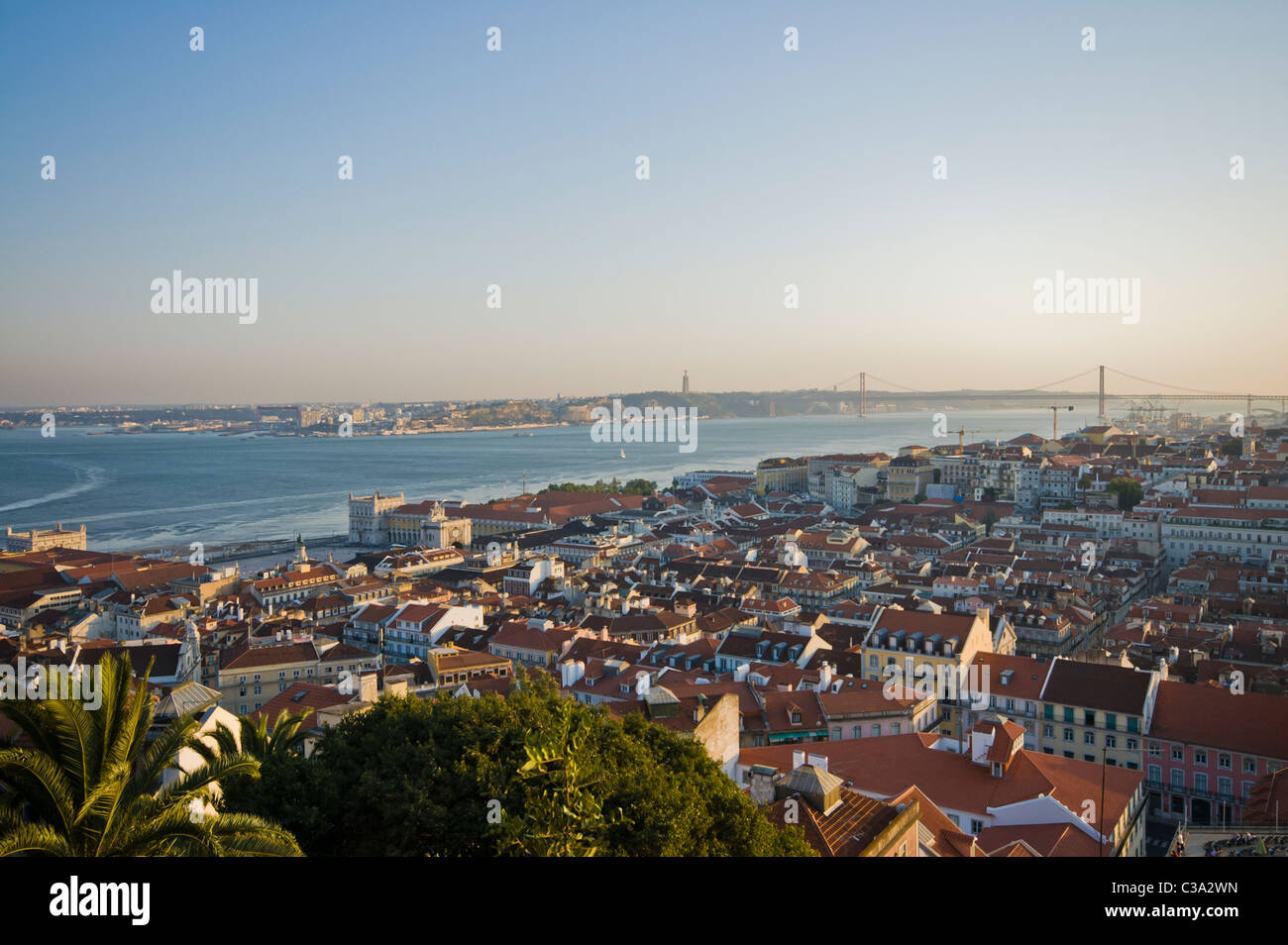 Une soirée de Lisbonne avec vue sur la rivière et le pont Banque D'Images