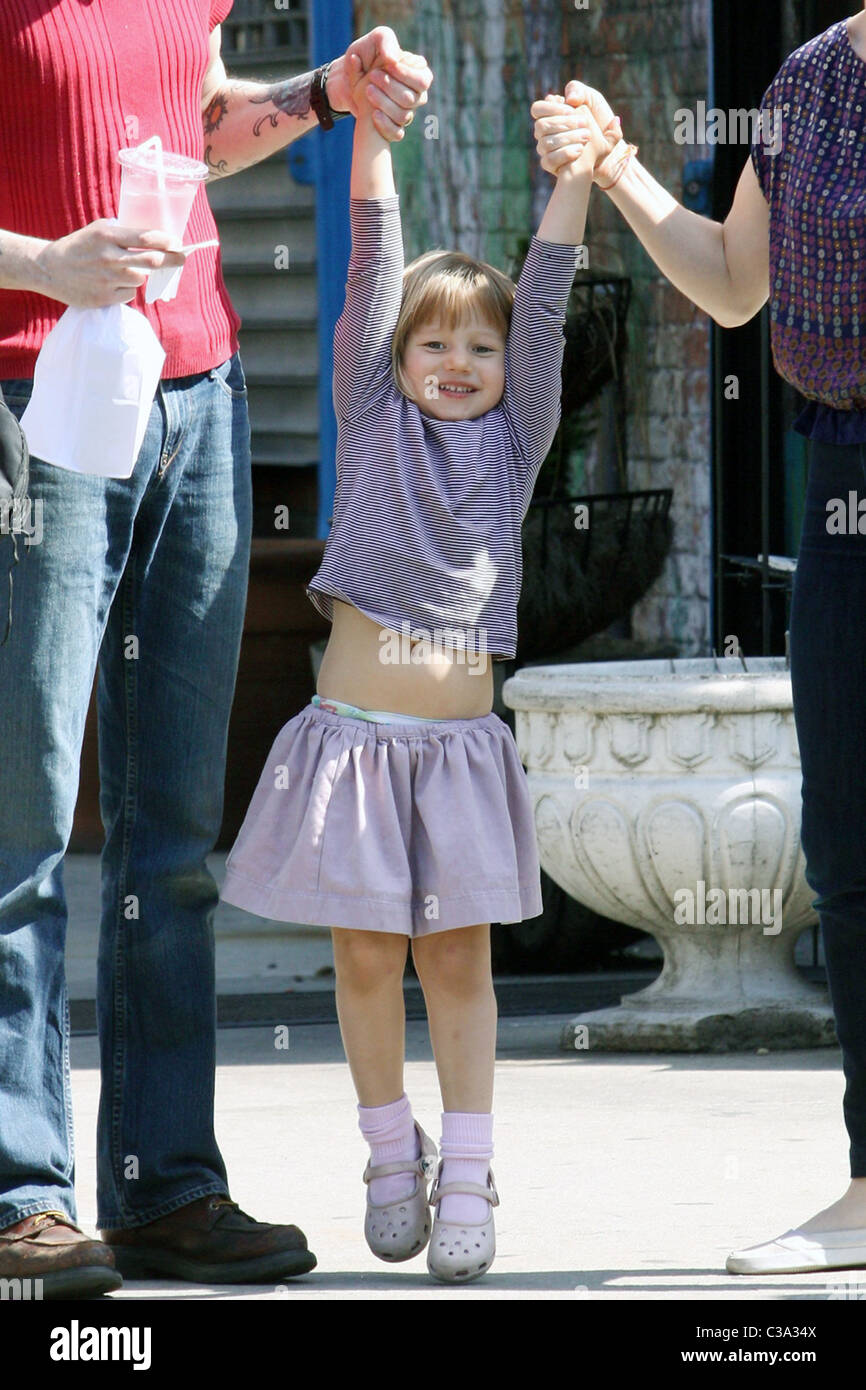 Michelle Williams et Matilda Ledger dehors et environ à Brooklyn bénéficiant du beau temps. Matilda est un ascenseur de sa maman et Banque D'Images