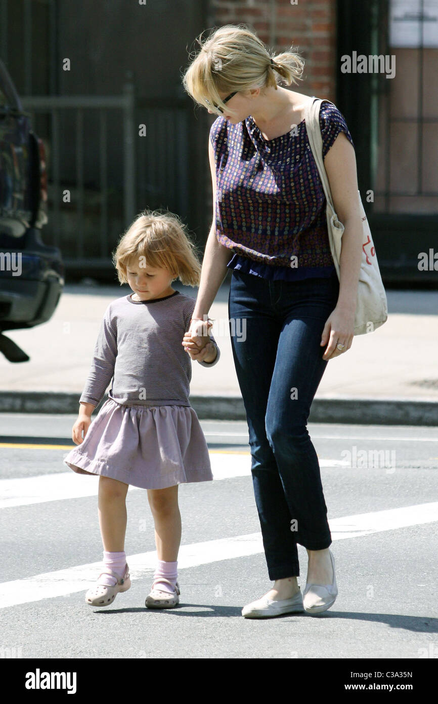 Michelle Williams et Matilda Ledger dehors et environ à Brooklyn profiter de la chaleur. Matilda est un ascenseur à partir de sa mère et d'un ancien Banque D'Images