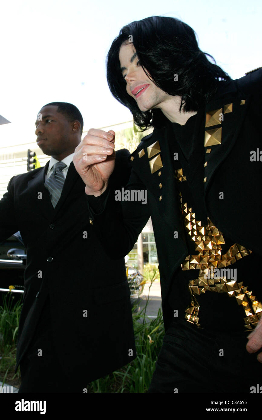 Michael Jackson et ses enfants arrivent à Tom's Toys après un voyage de shopping à Los Angeles, Californie -15.05.09 Banque D'Images