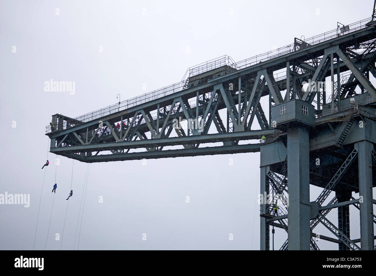 Trois personnes, un organisme de bienfaisance Rappel du Finnieston Crane, Stobcross Glasgow. L'Écosse, au Royaume-Uni. Banque D'Images