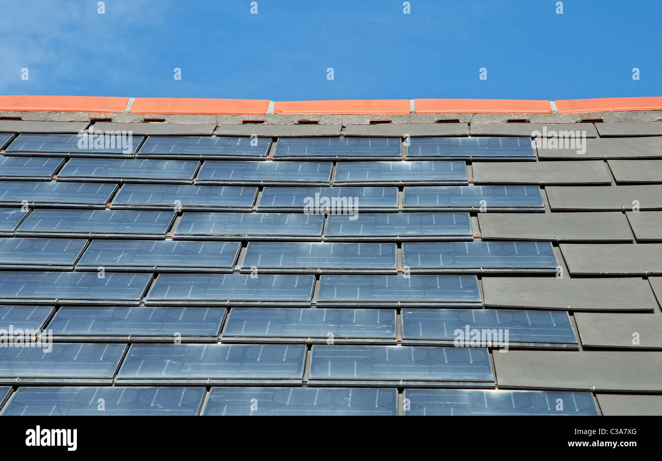 Tuiles de toiture solaire sur une maison au Royaume-Uni Banque D'Images