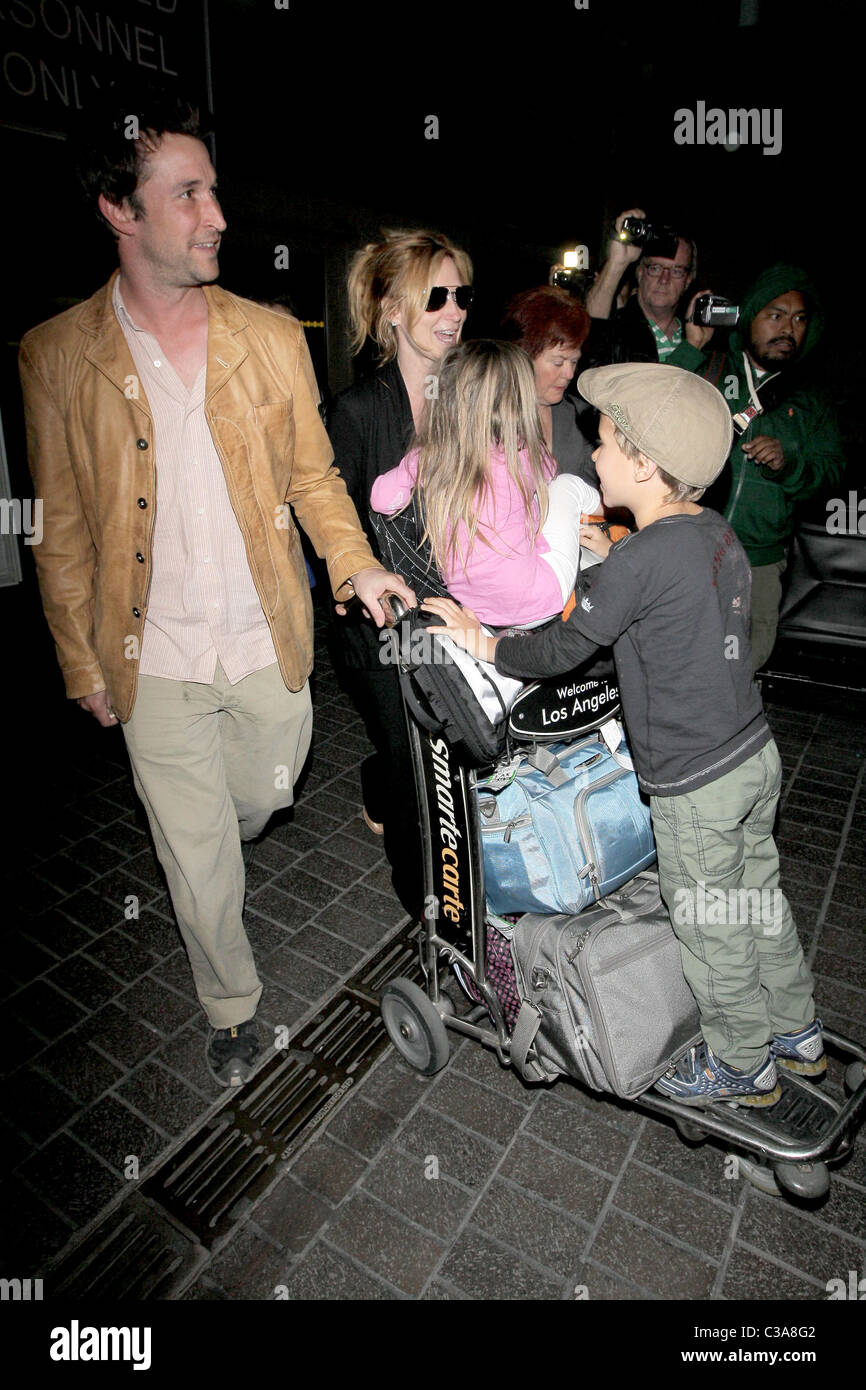 Noah Wyle, Owen Wyle, Auden Wyle et Tracy Warbin Noah Wyle et famille arrivant à LAX Los Angeles, Californie - sûr 29.04.09 Banque D'Images