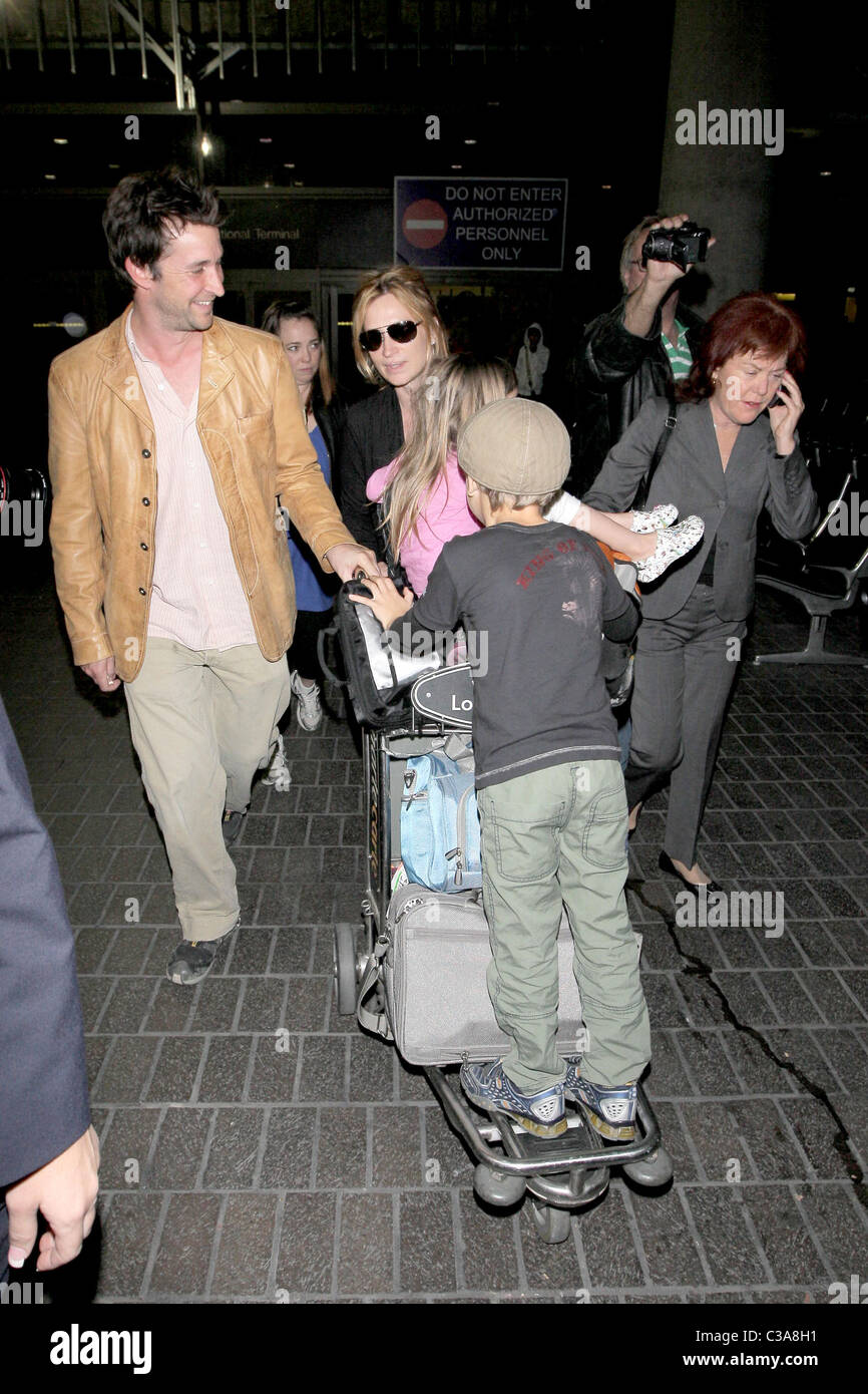 Noah Wyle, Owen Wyle, Auden Wyle et Tracy Warbin Noah Wyle et famille arrivant à LAX Los Angeles, Californie - sûr 29.04.09 Banque D'Images