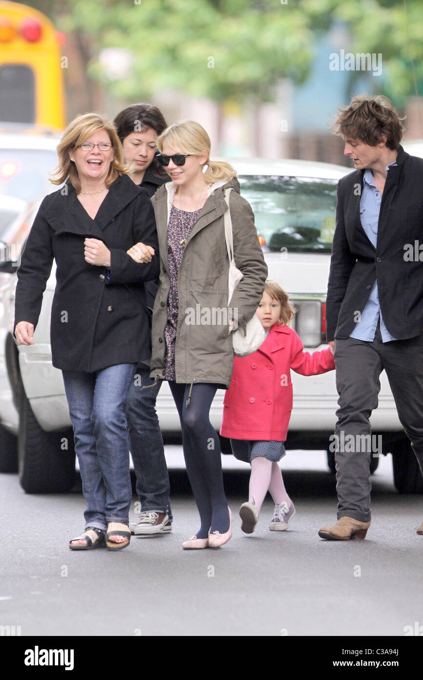 Mere Carla Williams Michelle Williams Et Sa Fille Matilda Ledger Michelle Williams Et Sa Famille Sortir Pour Un Matin Photo Stock Alamy