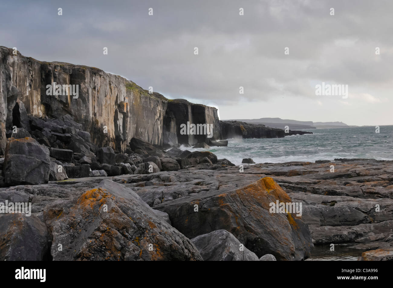 Des falaises rocheuses en Irlande, comme une tempête, c'est soufflant de la mer. Banque D'Images