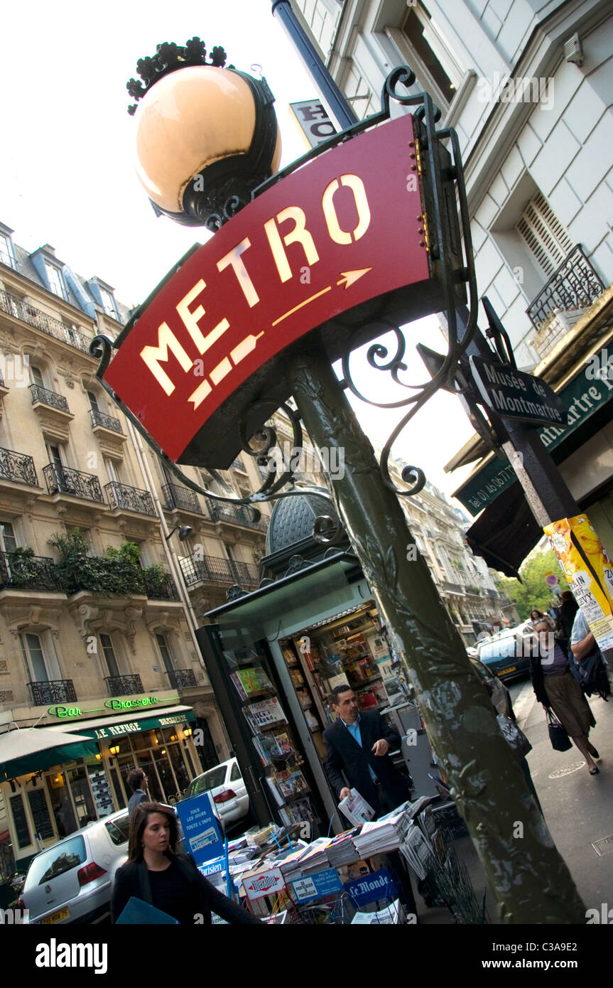 Metro sign et kiosque à Paris street Banque D'Images