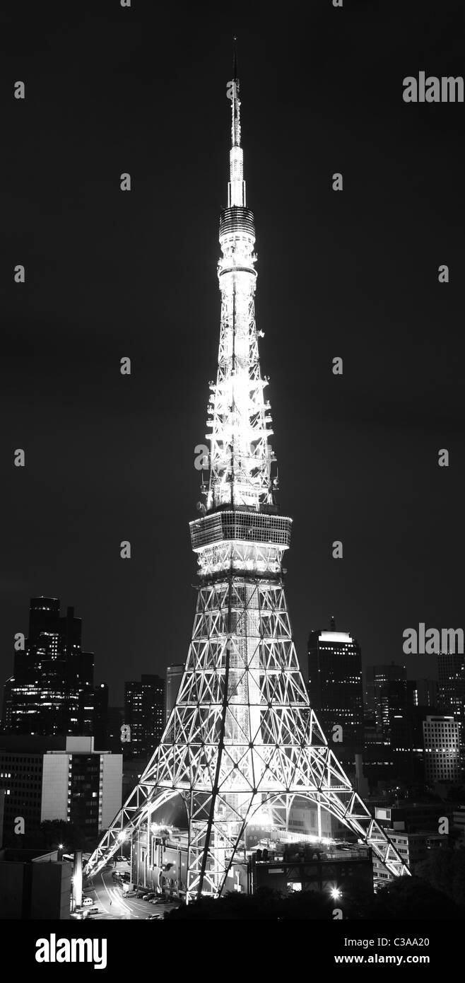 La tour de Tokyo illuminée la nuit. Noir et blanc. Banque D'Images