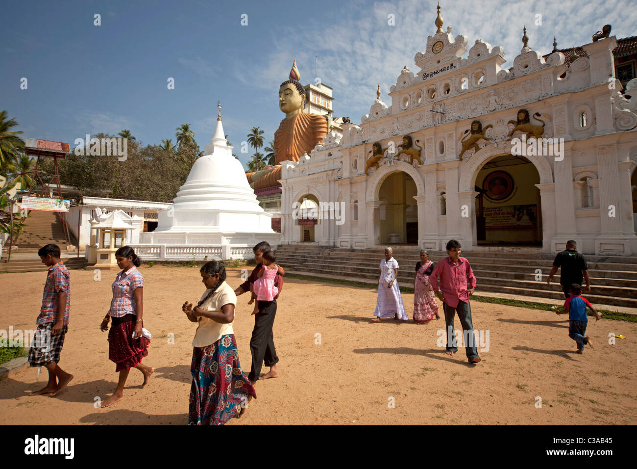 Visiteurs à Sri Lankas plus grande statue de Bouddha au Temple Wewurukannala Vihara près de Dikwella South, Pussalagoda Walasgala, Sri Lanka, Banque D'Images