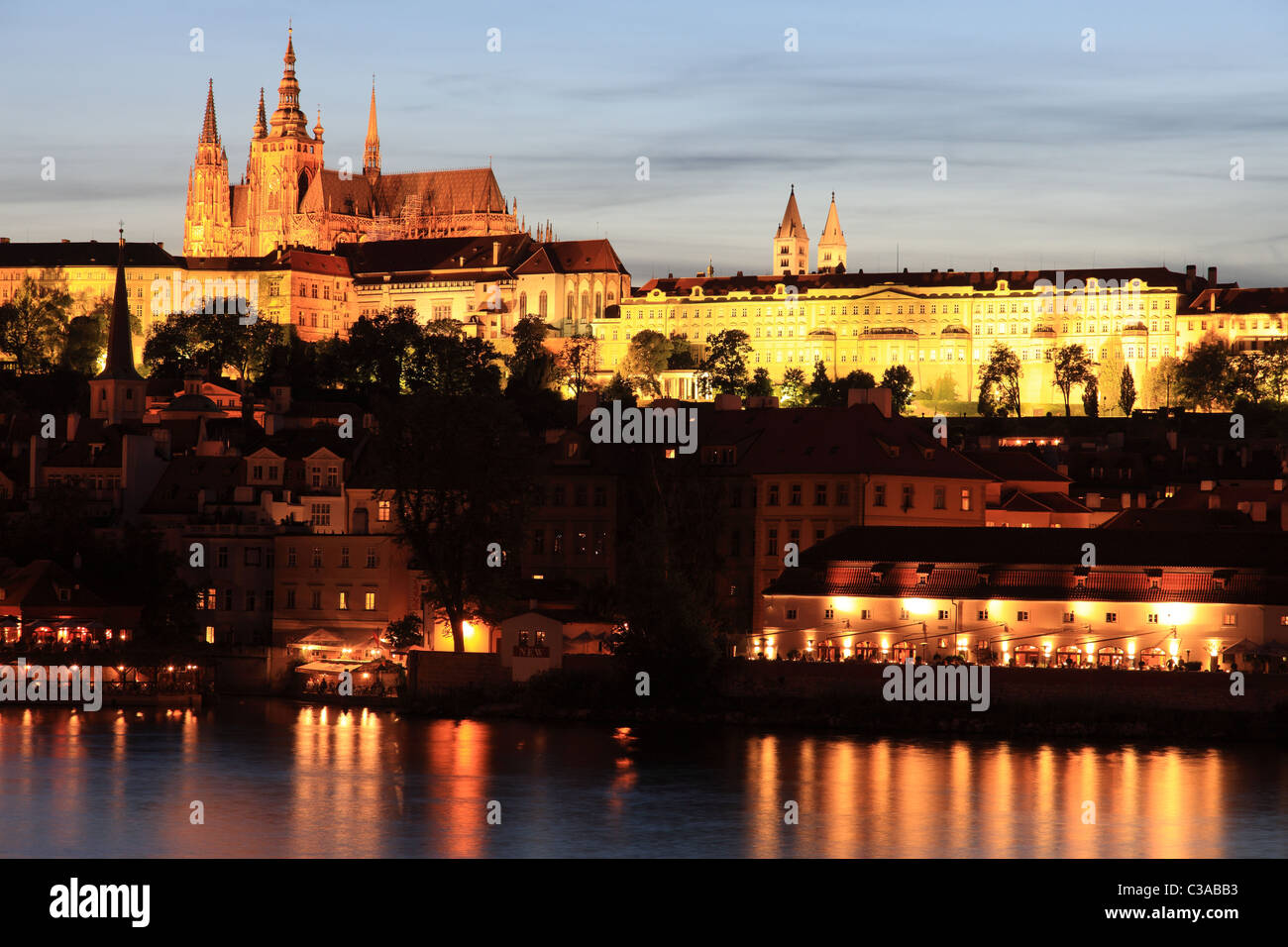 La cathédrale de Prague, Vitava river château et après le coucher du soleil Banque D'Images